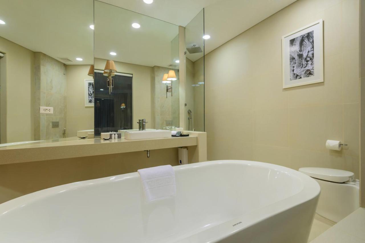 Отель Aqua Boracay Balabag  Экстерьер фото Bathroom